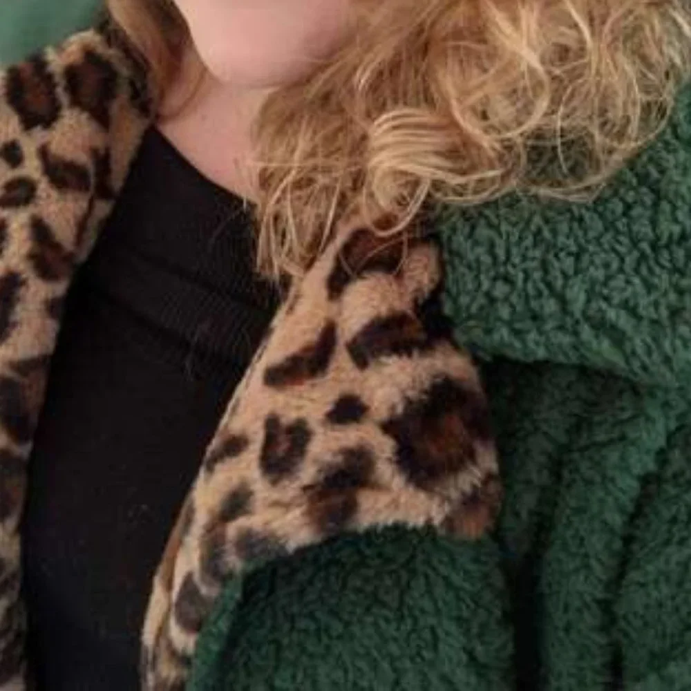 Contemporary leopard animal print fuzzy cozy Jacke - Picture 8 of 9